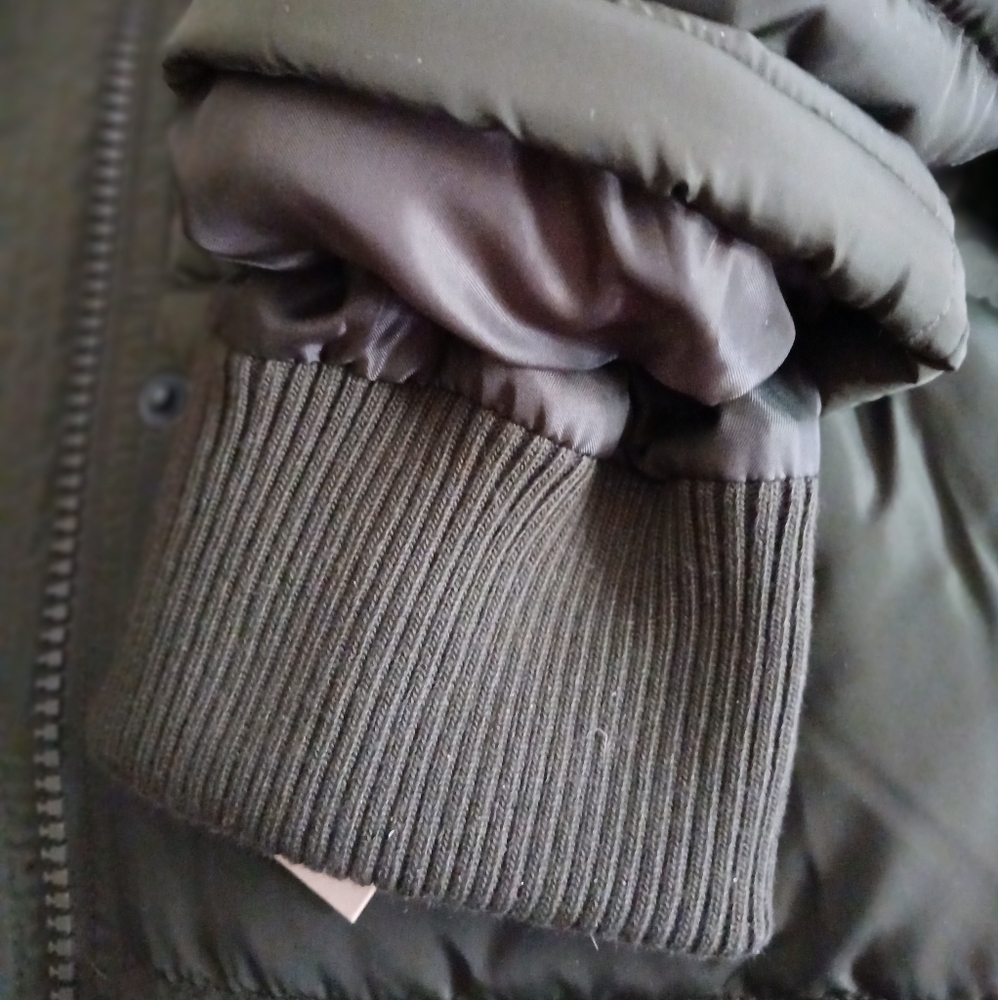 NWT Levi's puffer coat with faux fur trimmed hood. - Picture 7 of 7